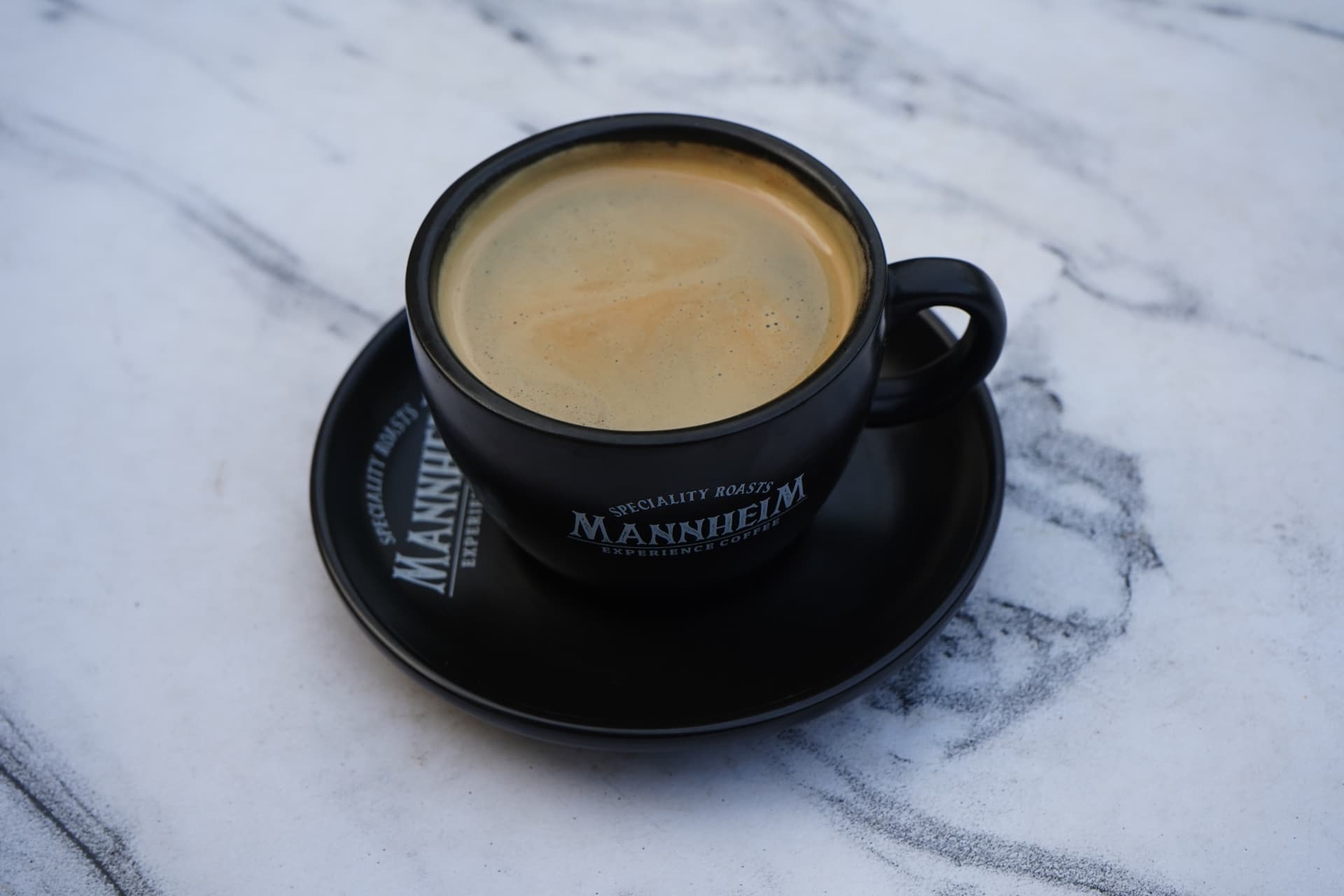 Fresh americano in a black Mannheim cup