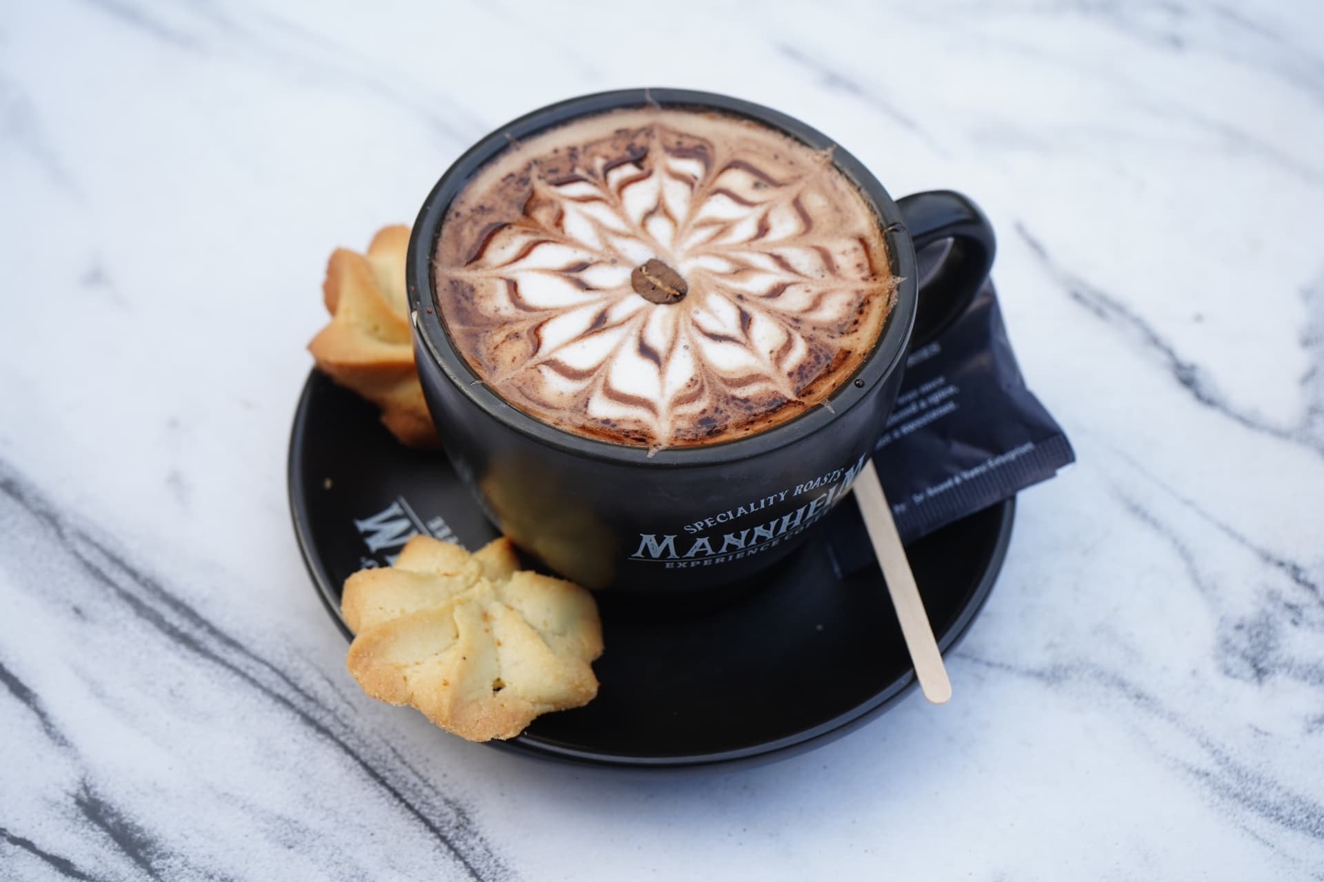 Mannheim coffee with rosette latte art and shortbread