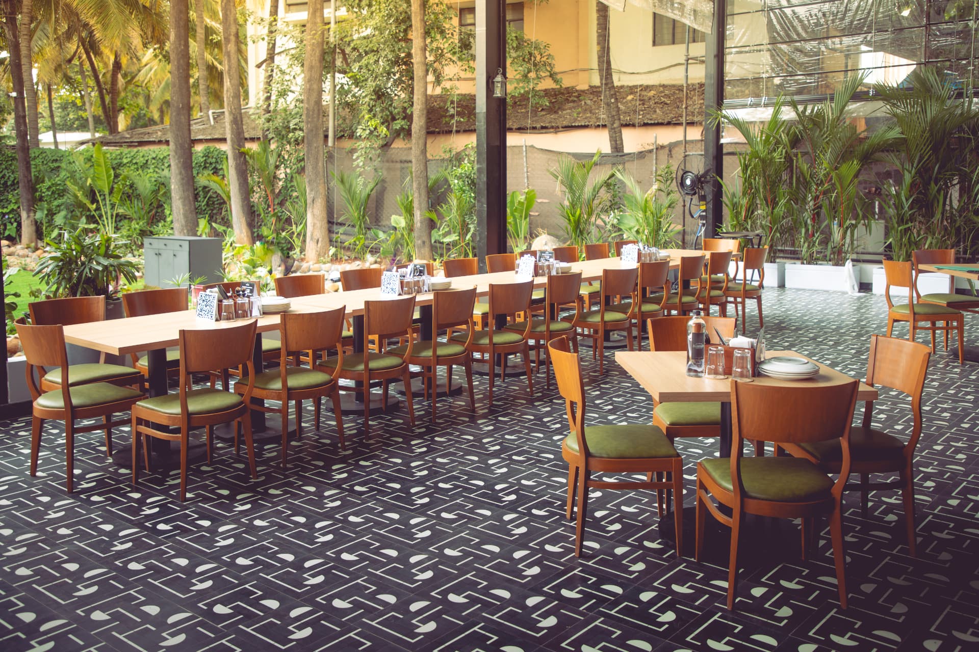 Communal tables opening onto the garden